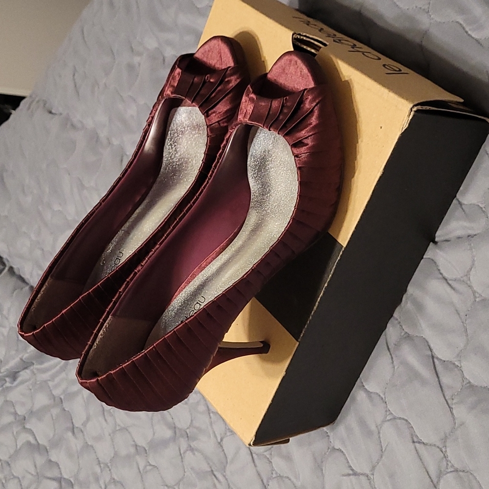Le Chateau Satin Purple Open Toe Heels. Size 8.